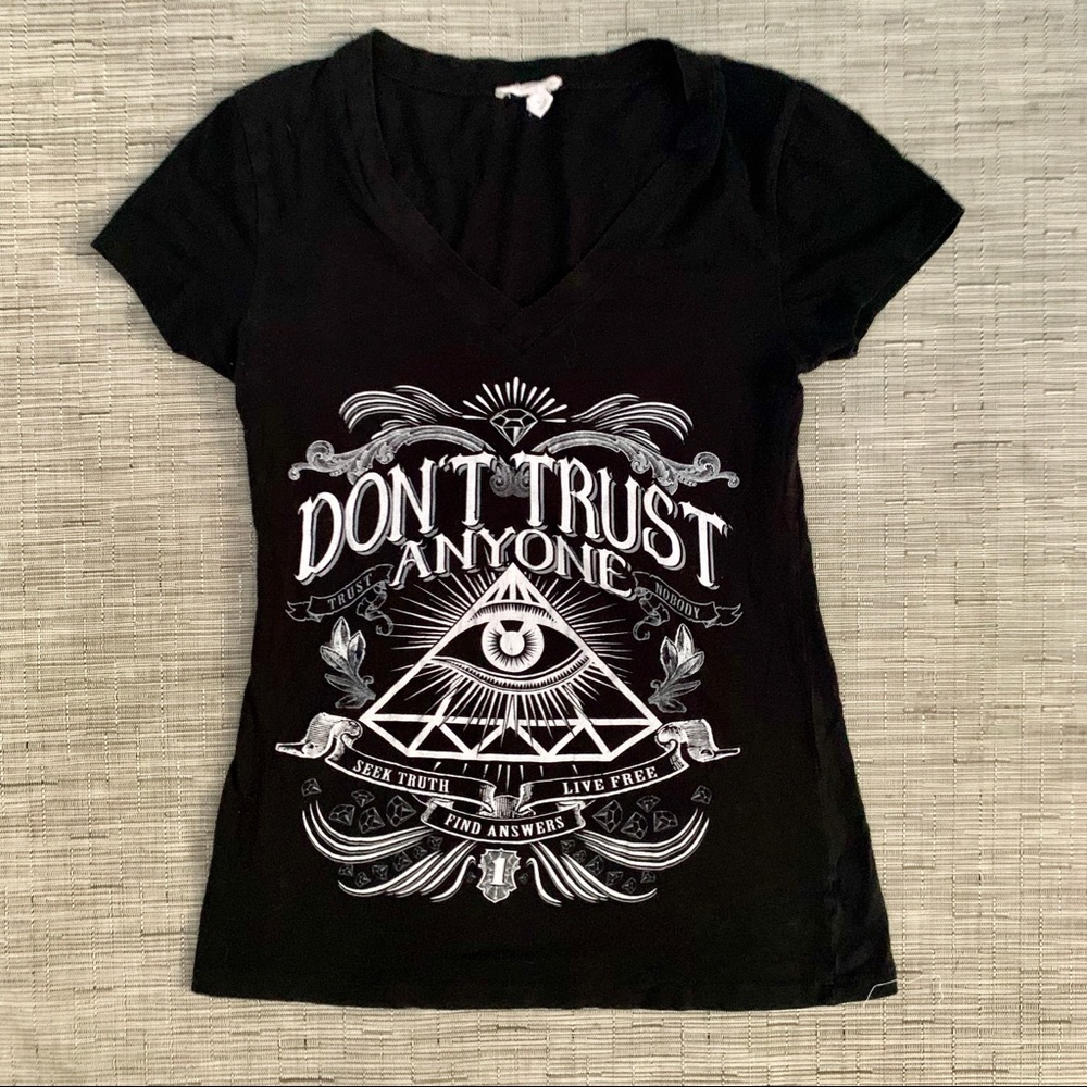 ♻️Don’t trust Anyone Quji Woman’s Tee Medium